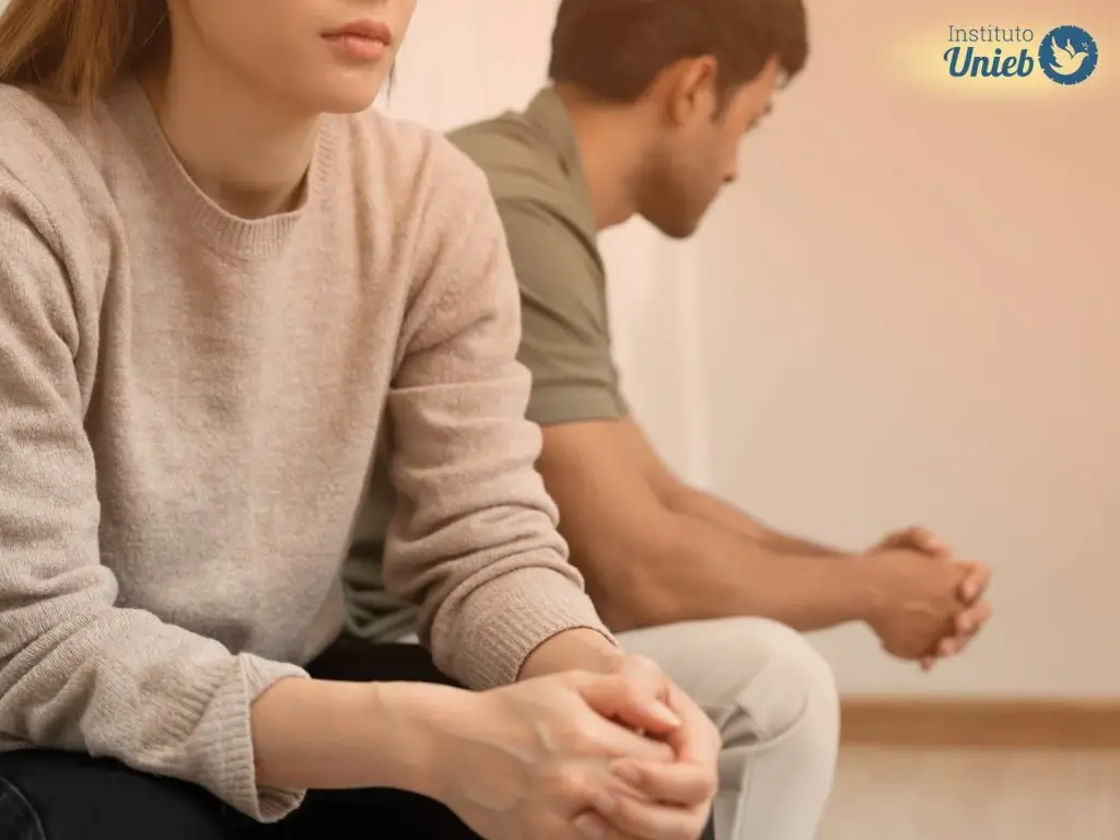 Homem e mulher sentados com braços apoiados nos joelhos em uma discussão - Instituto Unieb (Pai de santo Roberson Dariel) - Contato 11 96982-1121 - CEP 14801-040 - Av. Dom Pedro II 562, Centro, Araraquara, SP