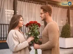Homem entregando um buquê de rosas vermelhas para uma mulher - Instituto Unieb (Pai de santo Roberson Dariel) - Contato 11 96982-1121 - CEP 14801-040 - Av. Dom Pedro II 562, Centro, Araraquara, SP