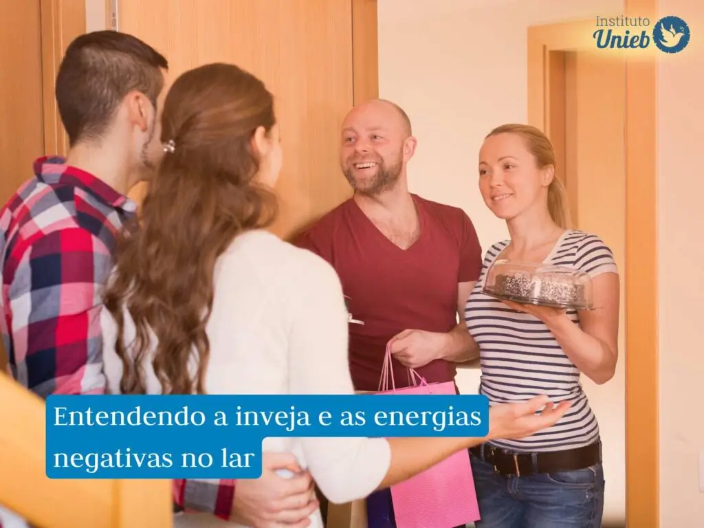Casal recebendo um casal de amigos à porta de casa
