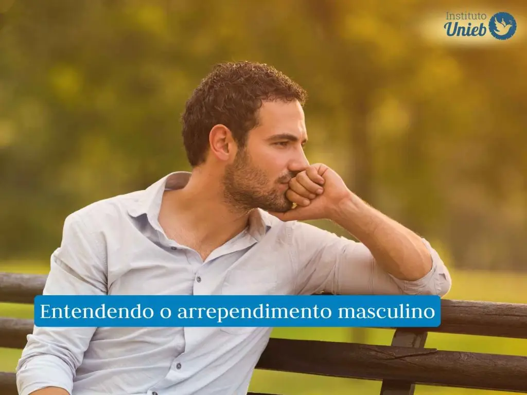 Homem vestindo camisa de botões clara sentado em um banco de madeira ao ar livre com cabeça apoiada em sua mão esquerda enquanto observa pensativo