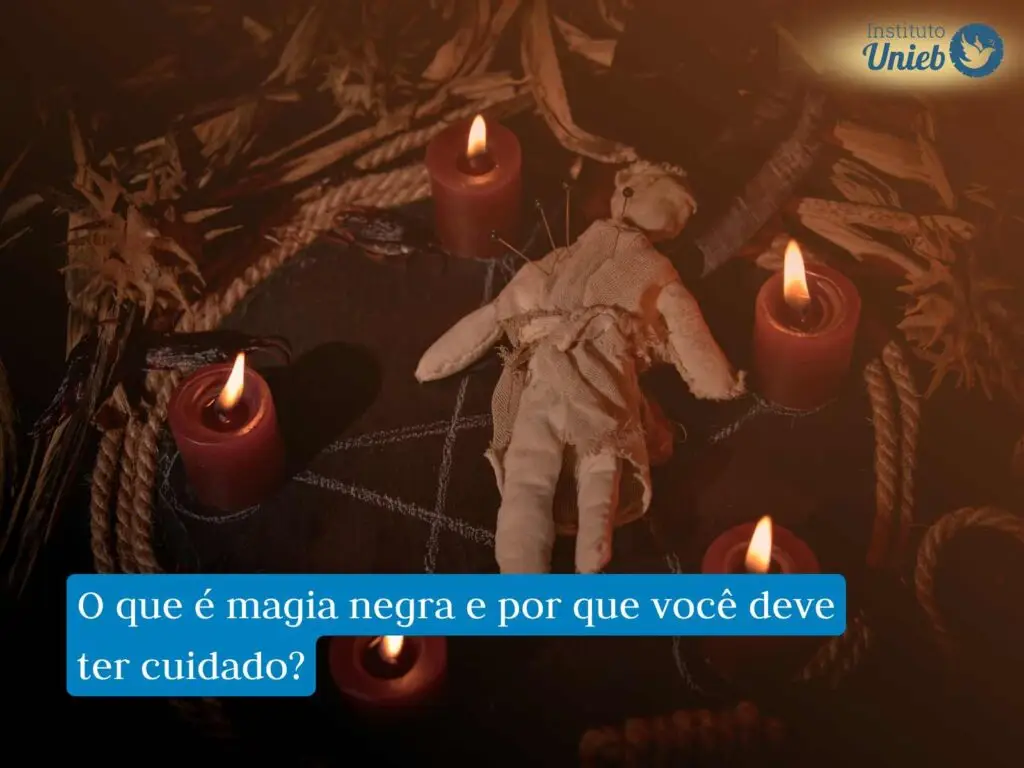 Boneco de vodoo no chão no centro de um pentagrama com velas vermelhas acesas ao redor em cada uma das pontas da estrela