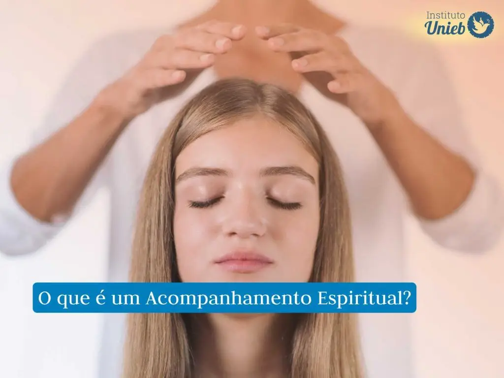 Mulher de cabelo claro e liso sentada com olhos fechados enquanto outra mulher ao fundo coloca as mãos acima da sua cabeça