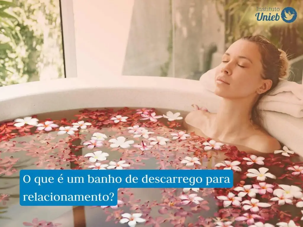 Mulher dentro de banheira com água e flores em tons de rosa e vermelho