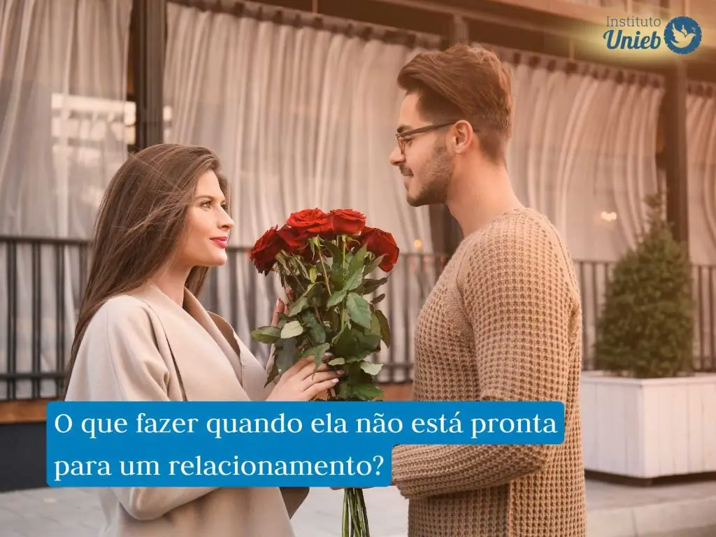 Homem entregando um buquê de rosas vermelhas para uma mulher