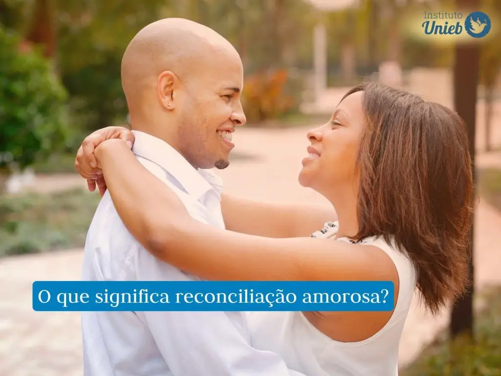 Casal vestindo roupa branca ao ar livre se abraçando