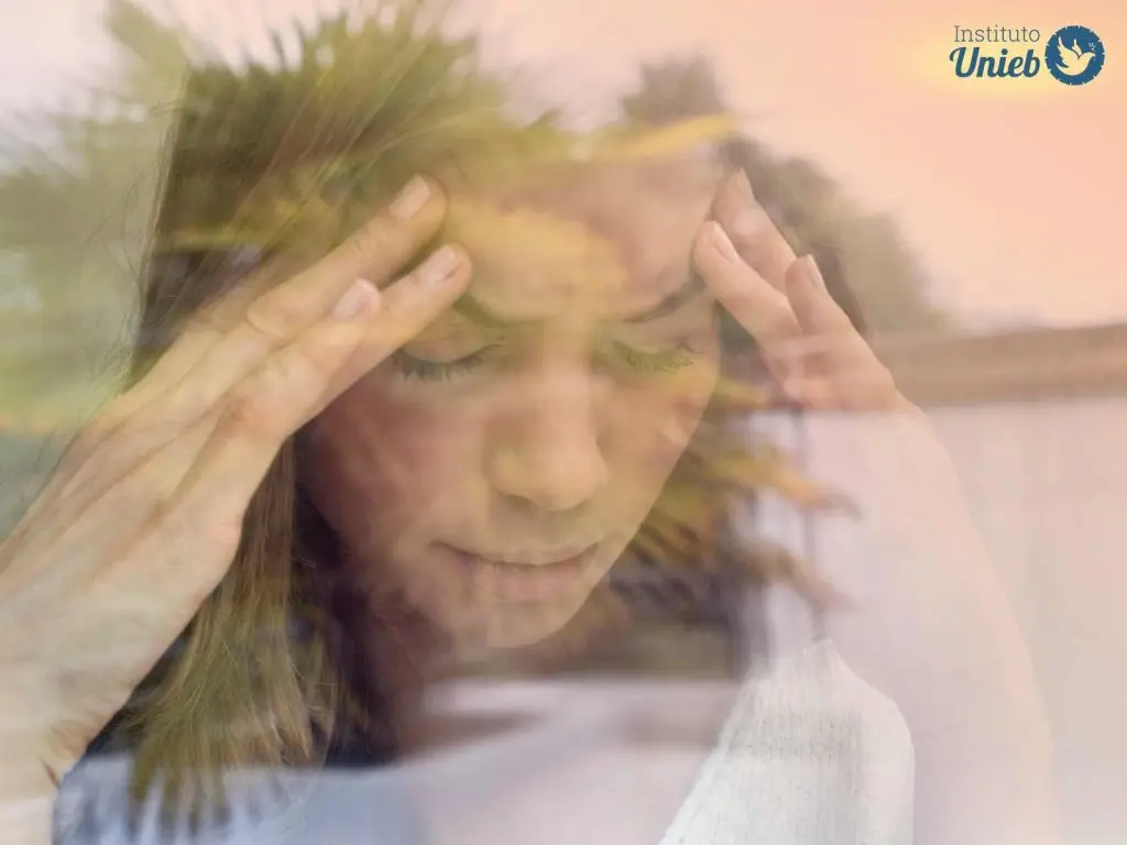 Reflexo de uma mulher com as mãos na cabeça no vidro de uma janela - Instituto Unieb (Pai de santo Roberson Dariel) - Contato 11 96982-1121 - CEP 14801-040 - Av. Dom Pedro II 562, Centro, Araraquara, SP