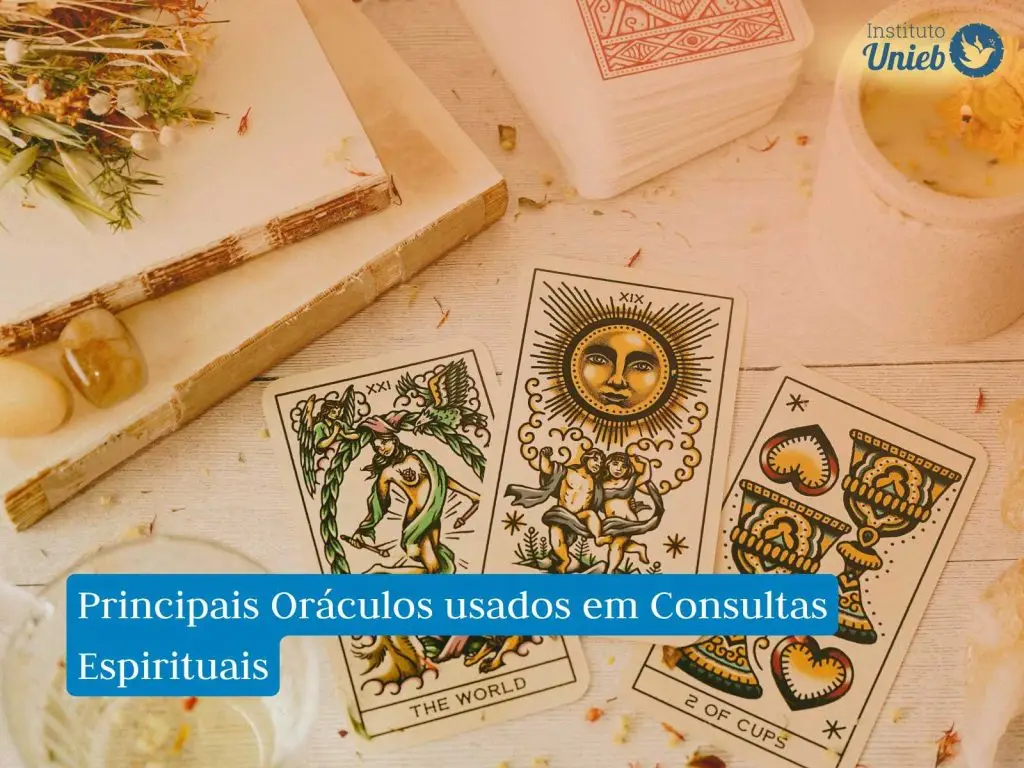 Cartas de tarot dispostas sob uma mesa com outros elementos energéticos de uma Consulta Espiritual