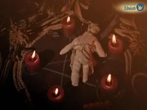 Boneco de vodoo no chão no centro de um pentagrama com velas vermelhas acesas ao redor em cada uma das pontas da estrela - Instituto Unieb (Pai de santo Roberson Dariel) - Contato 11 96982-1121 - CEP 14801-040 - Av. Dom Pedro II 562, Centro, Araraquara, SP