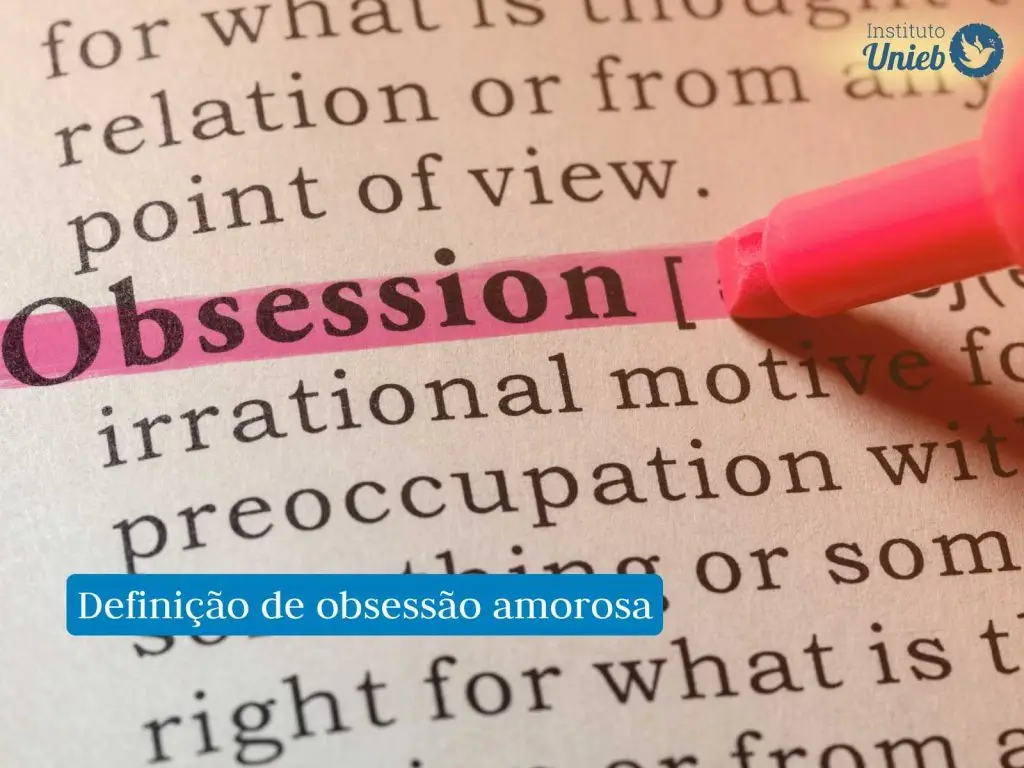 O que é obsessão amorosa? Entenda seus impactos Palavra obsession em inglês grifada por um marcador rosa em um texto em inglês
