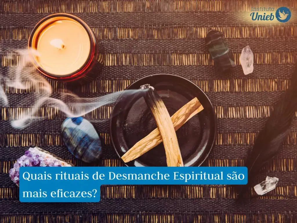 Elementos ritualísticos como vela acessa, tigela com um defumador queimando, pedras e cristais energéticos, sob uma mesa