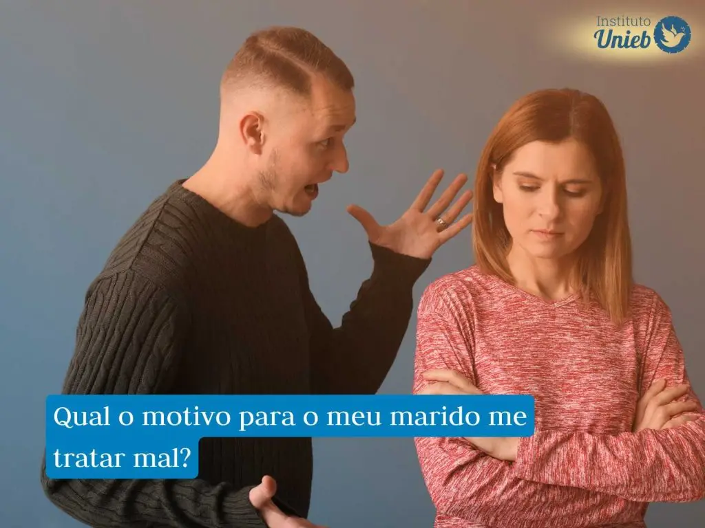 Mulher vestindo blusa rosa olhando para baixo com expressão triste enquanto homem vestindo blusa verde escuro gesticula com a mão esquerda olhando para ela com voracidade