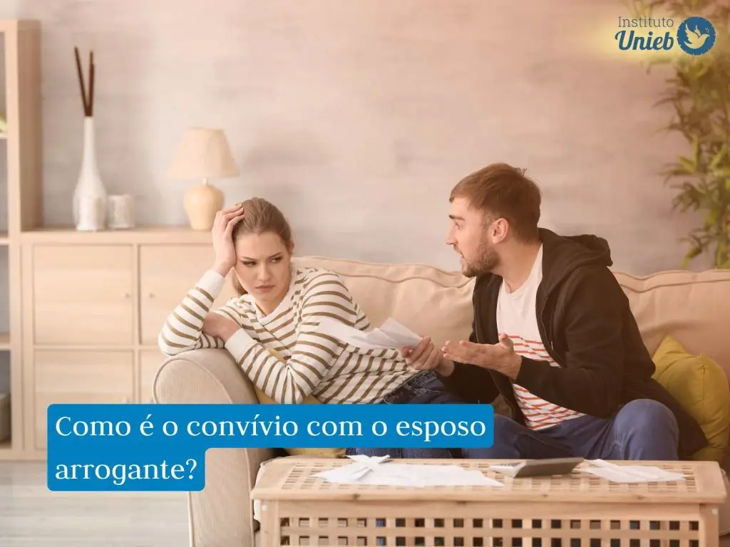 Homem e mulher sentados em sofá da sala em meio a uma discussão