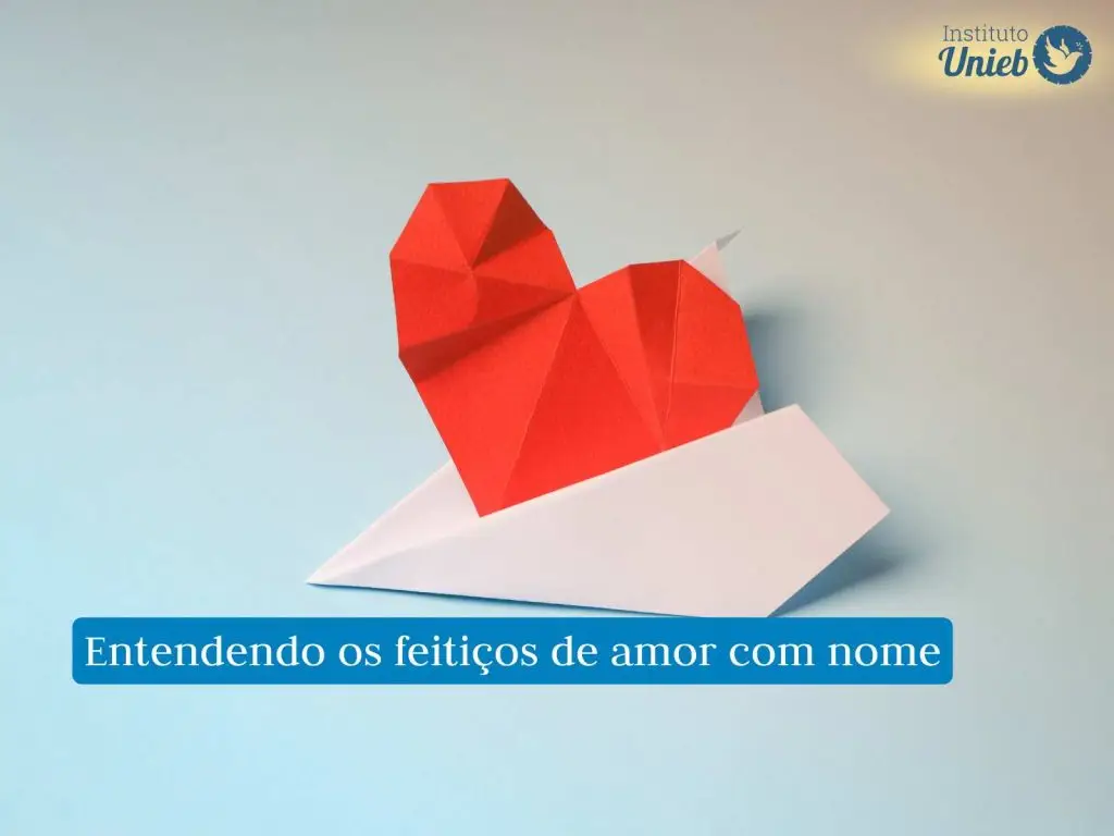 Coração de papel vermelho e envelope branco