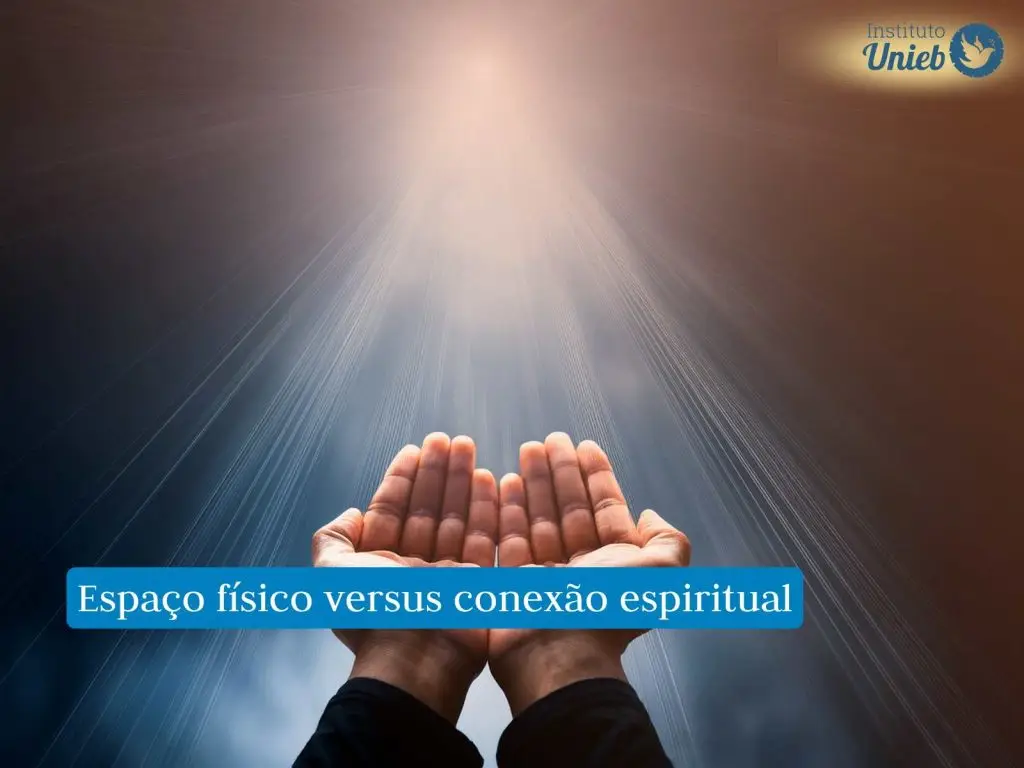 Duas mãos masculinas esticadas e viradas para cima recebendo um fecho de luz do céu
