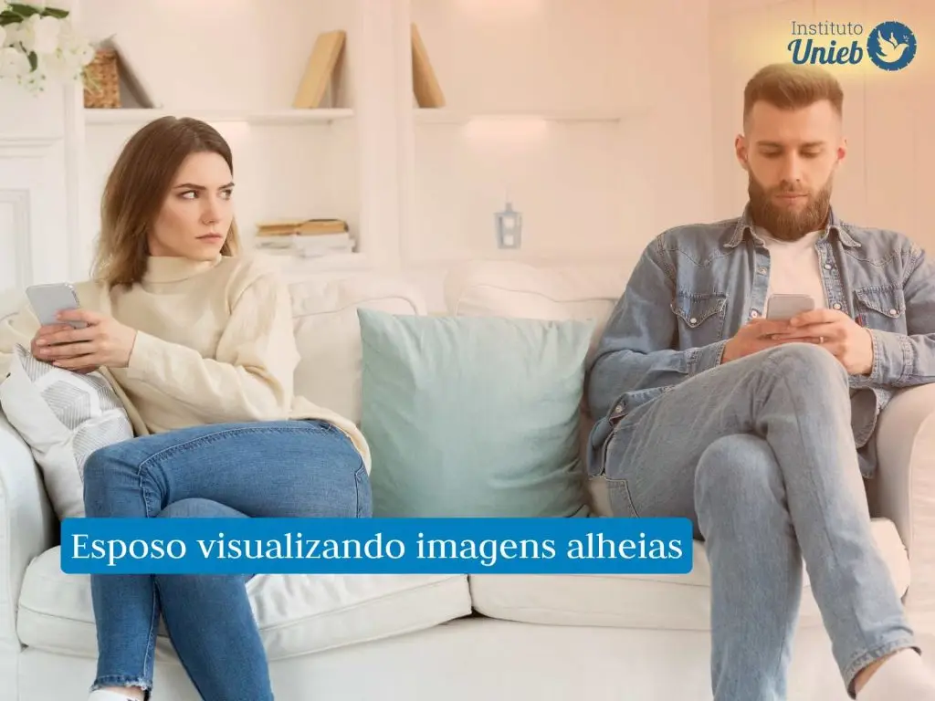 Homem e mulher sentados no sofá distantes um do outro cada um com um celular, a esposa olha para o marido com desconfiança