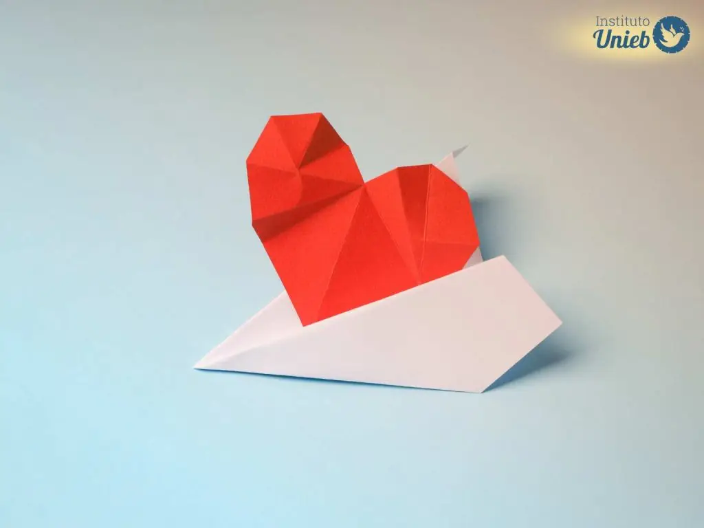 Coração de papel vermelho e envelope branco - Instituto Unieb (Pai de santo Roberson Dariel) - Contato 11 96982-1121 - CEP 14801-040 - Av. Dom Pedro II 562, Centro, Araraquara, SP