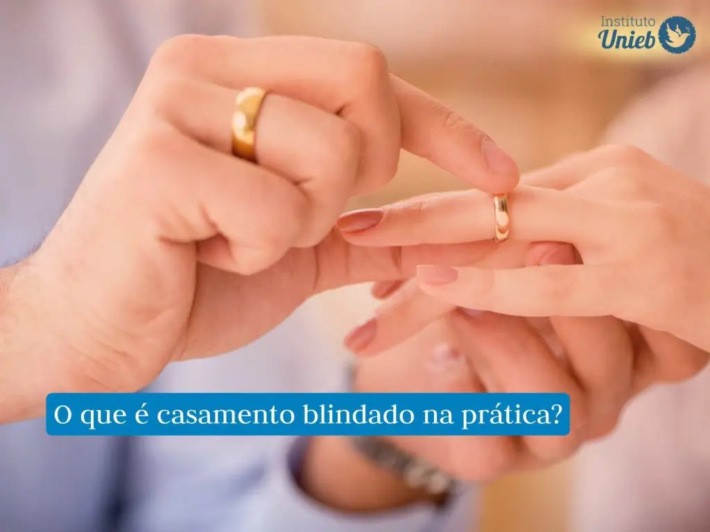 Mãos masculinas com aliança no dedo colocando uma aliança no dedo de uma mulher