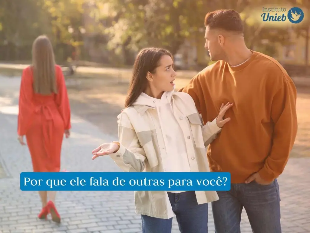 Casal de homem e mulher andando na rua e outra mulher de costas passando, parceiro olha para traz para admirar a outra mulher