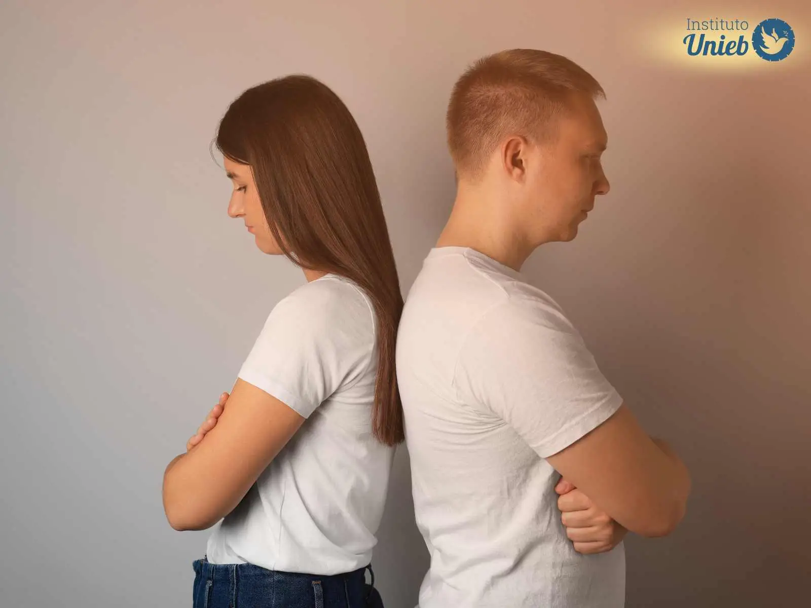 Homem e mulher de costas um para o outro