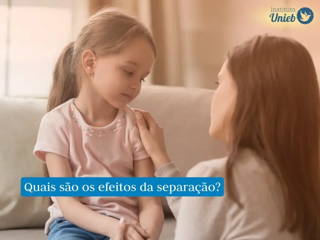 Mulher de costas para câmera consolando menina sentada no sofá de frente