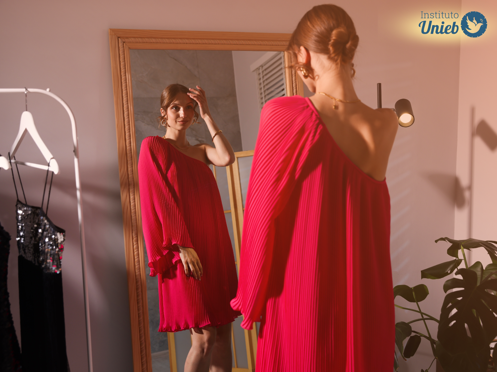 Mulher de vestido vermelho se arrumando em frente a um espelho