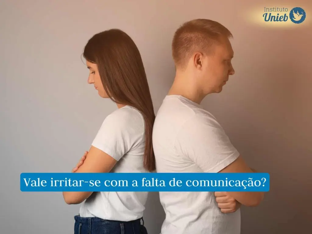 Homem e mulher de costas um para o outro