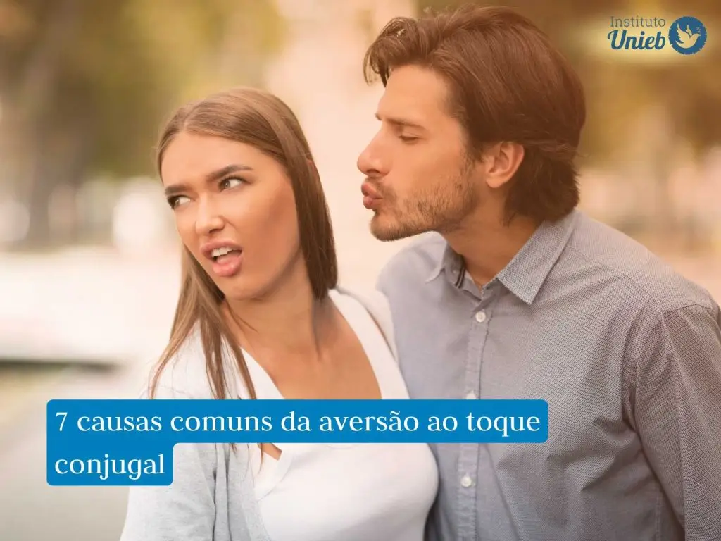 Homem tentando beijar mulher enquanto ela vira o rosto e faz uma expressão de nojo