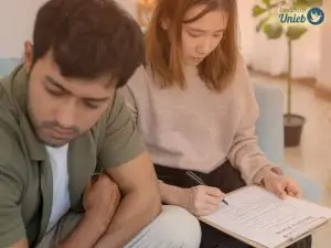 Casal jovem assinando um contrato de divórcio indicando o fim de um relacionamento que durou pouco tempo