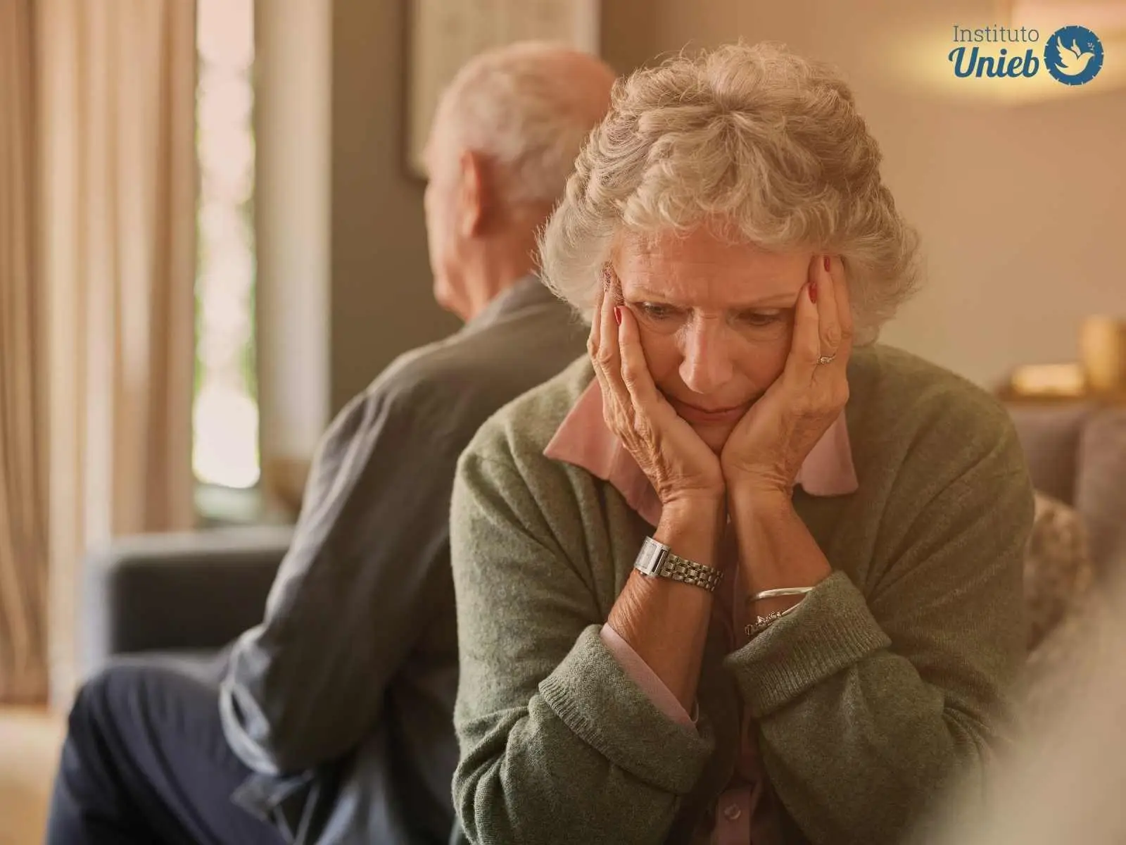 Casal de idosos sentados um de costas para o outro indicando um estado de tristeza e depressão no casamento