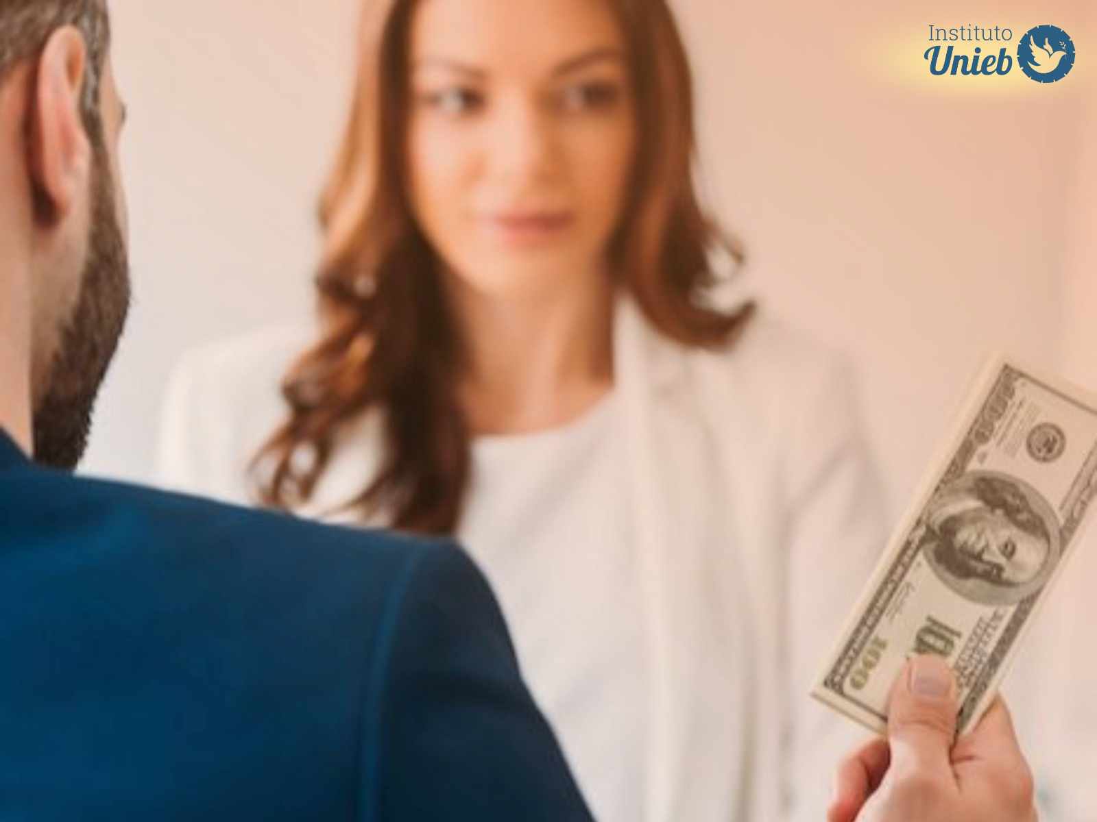 Homem segurando uma nota de dinheiro na mão e mulher esperando para receber retratando uma situação de dependência financeira ou humilhação financeira