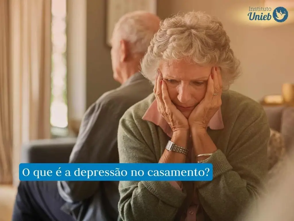 Depressão no casamento: Conheça os sinais de alerta! Casal de idosos sentados um de costas para o outro indicando um estado de tristeza e depressão no casamento