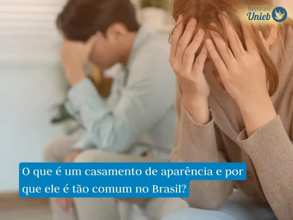 5 sinais de um casamento de aparência Homem e mulher sentados cada um com a cabeça apoiada nas mãos