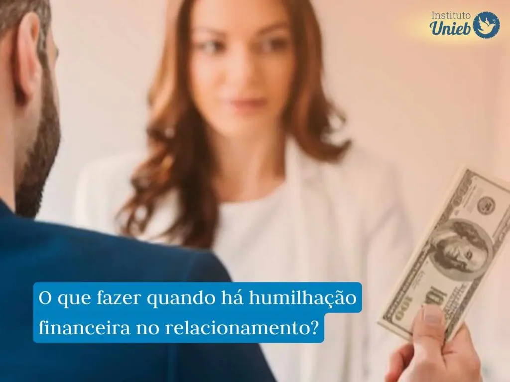 Homem segurando uma nota de dinheiro na mão e mulher esperando para receber retratando uma situação de dependência financeira ou humilhação financeira