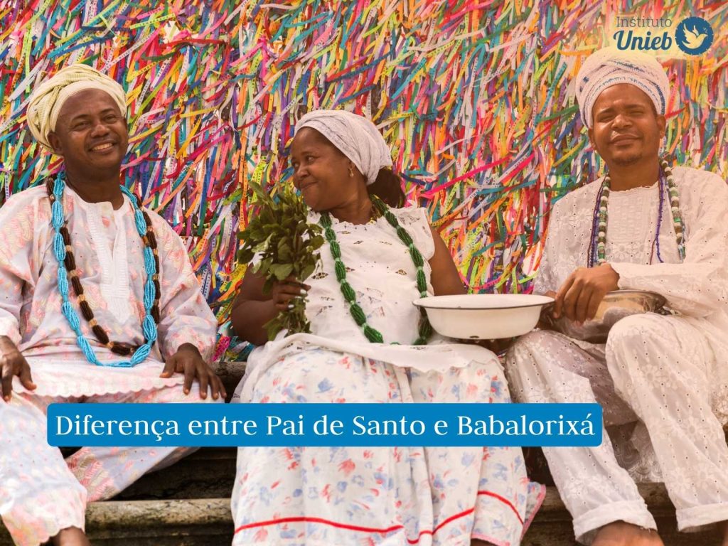 Qual a diferença entre Pai de Santo e Babalorixá? Líderes religiosos da Umbanda ou Candomblé sentados representando a diferença entre Pai de Santo e Babalorixá