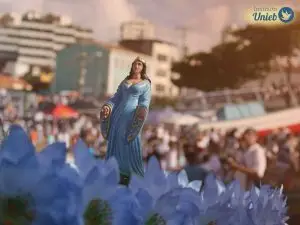 Fiéis na rua carregando a imagem de Iemanjá em comemoração ao Dia de Iemanjá