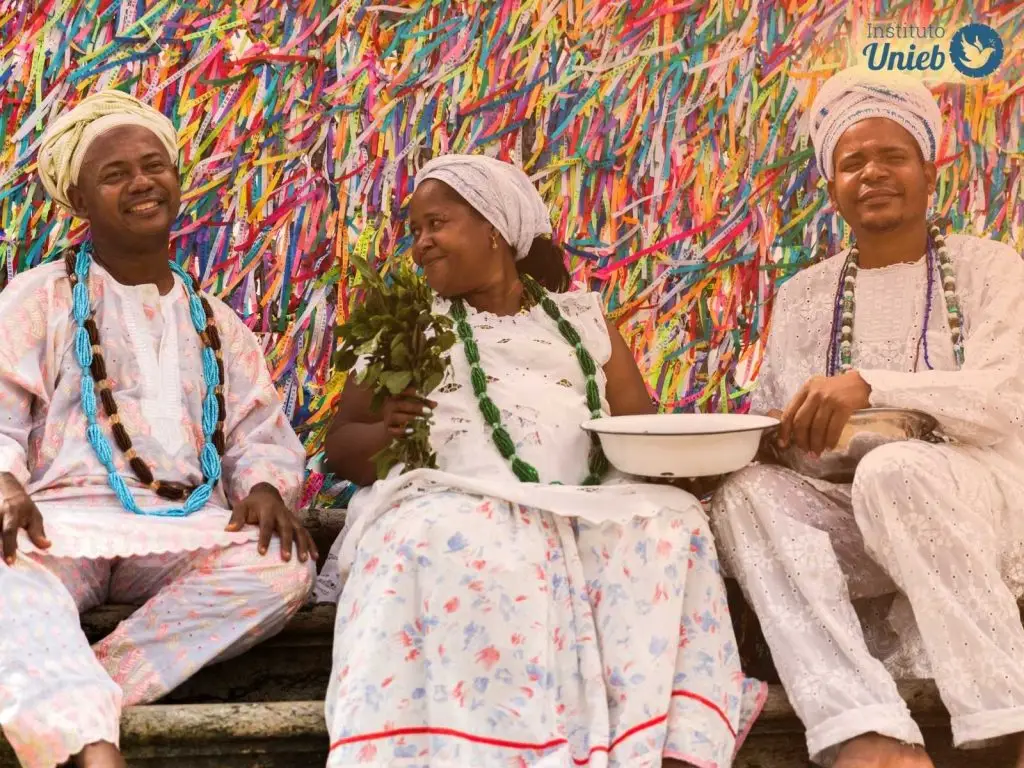 Líderes religiosos da Umbanda ou Candomblé sentados representando a diferença entre Pai de Santo e Babalorixá