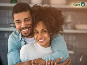 Homem e mulher abraçados e felizes indicando um relacionamento perfeito