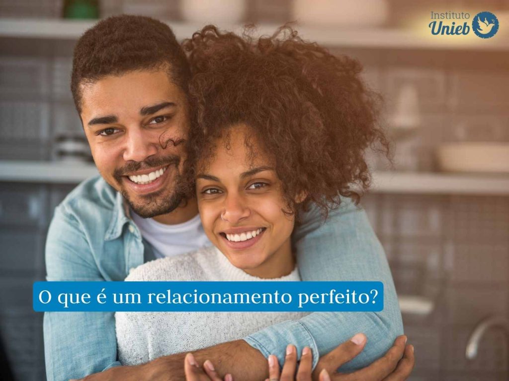 Homem e mulher abraçados e felizes indicando um relacionamento perfeito