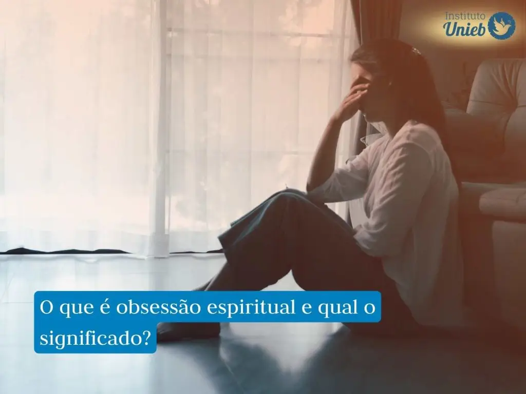Mulher sentada no chão com a mão no rosto indicando em estado de perturbação mental, como quando alguém passa por obsessão espiritual