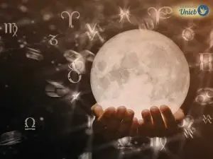 Bola de cristal nas mãos de um profissional, um tipo de Oráculo Espiritual muito conhecido