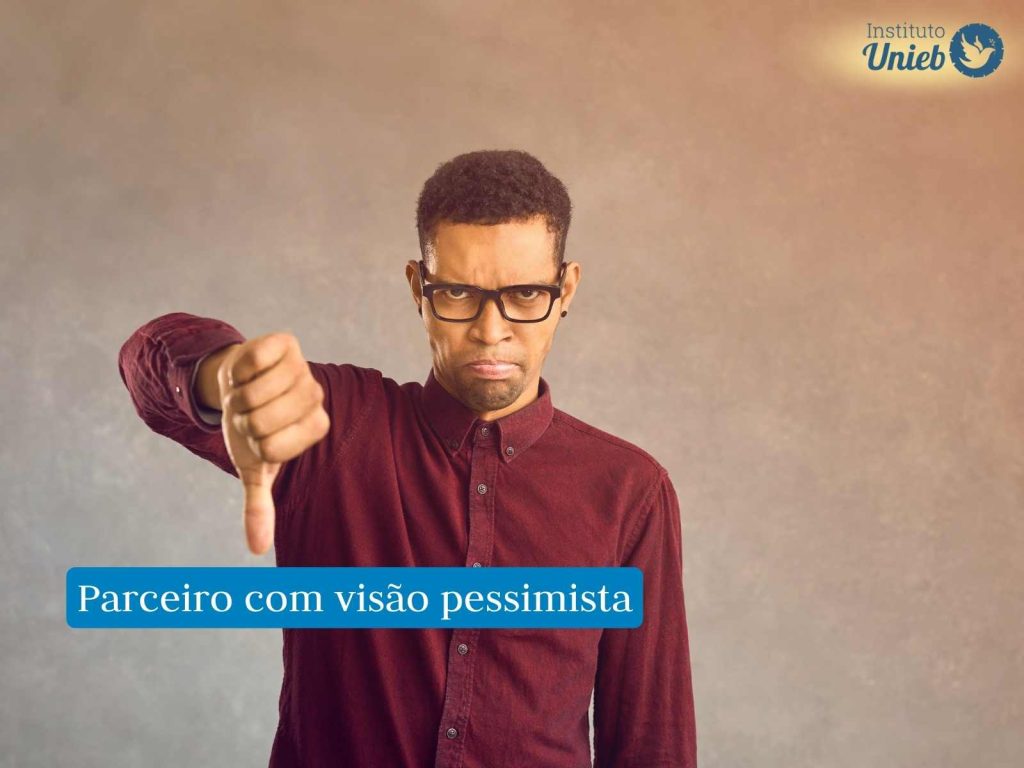 Marido negativo: veja 10 sinais do negativismo Homem fazendo sinal de negativo com o polegar virado para baixo, representando um parceiro ou marido negativo