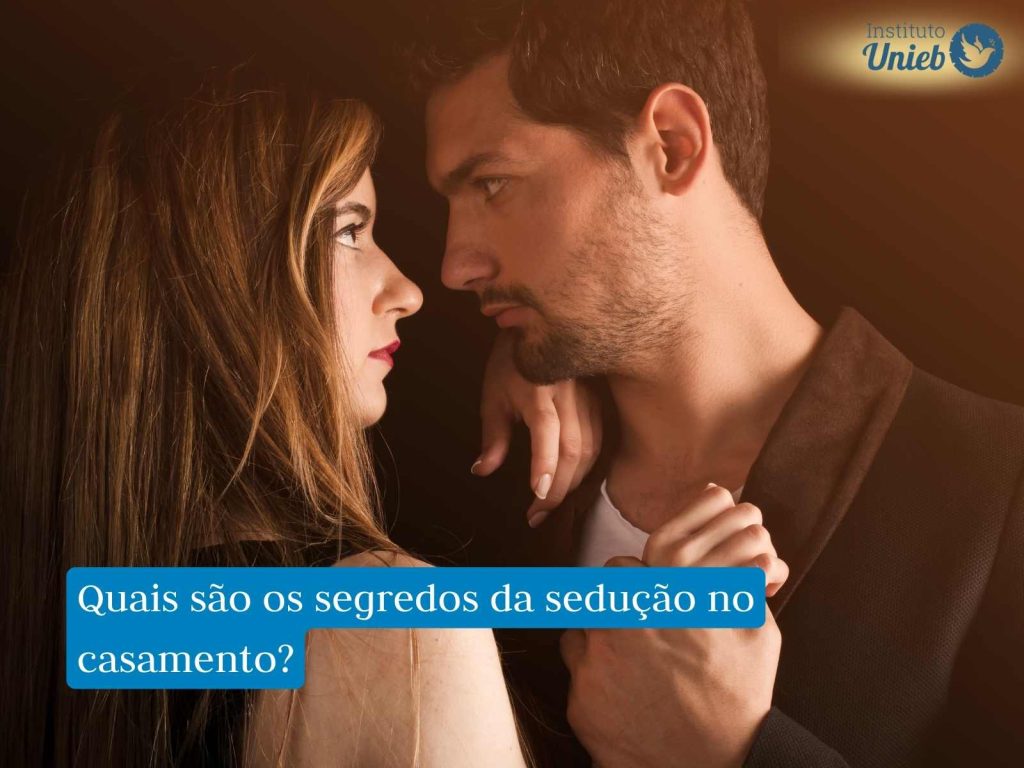 Casal se olhando com intensidade, ilustrando o cultivo da sedução no casamento