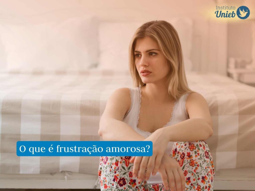 Frustração amorosa: causas e quais os impactos Mulher sentada no chão pensativa ilustrando uma frustração amorosa, um coração partido por uma desilusão no amor
