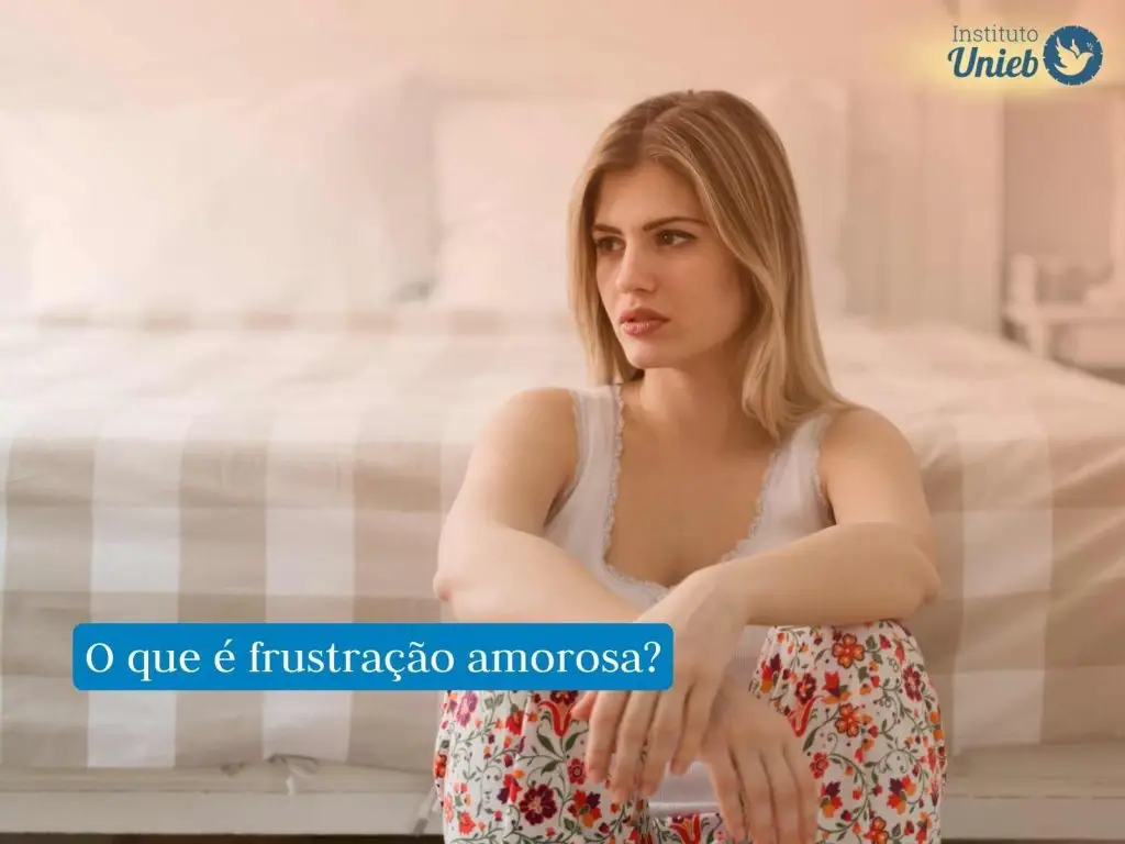 Como lidar com a frustração no relacionamento? Mulher sentada no chão demonstrando alguém que está sentindo uma frustração amorosa