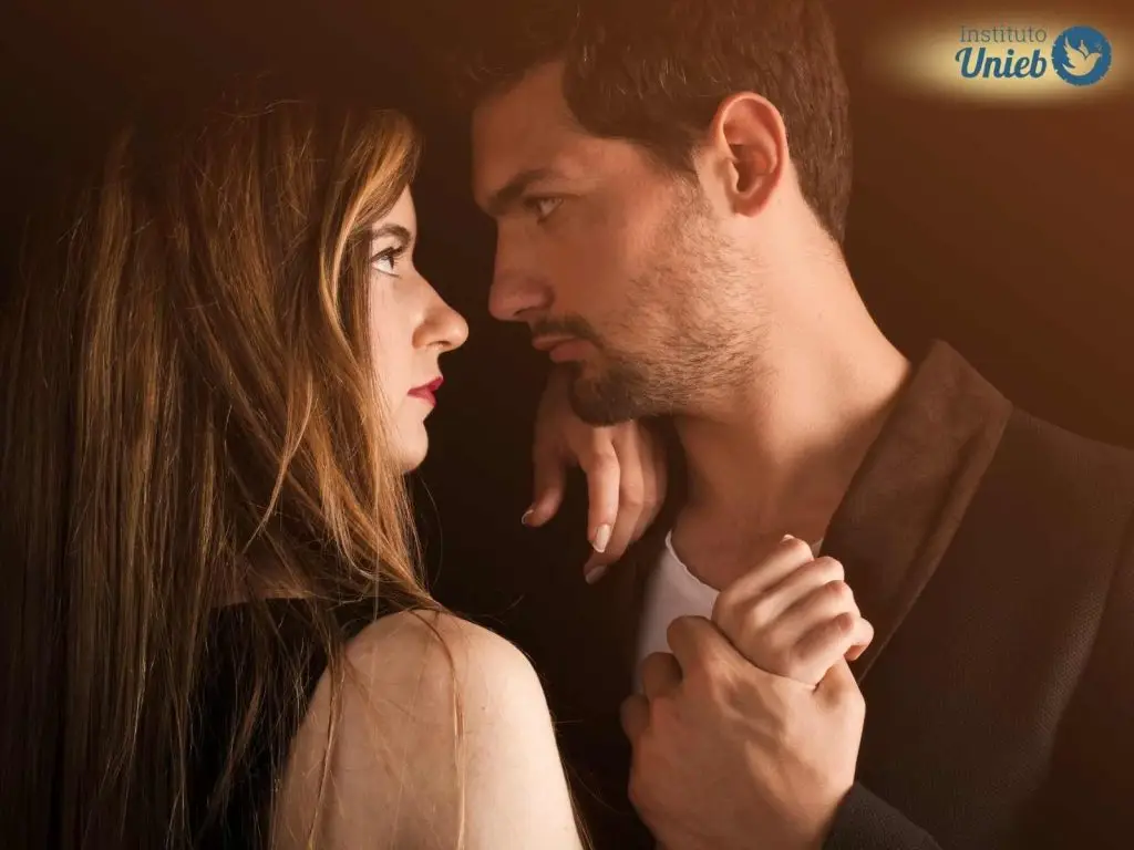 Casal se olhando com intensidade, ilustrando o cultivo da sedução no casamento