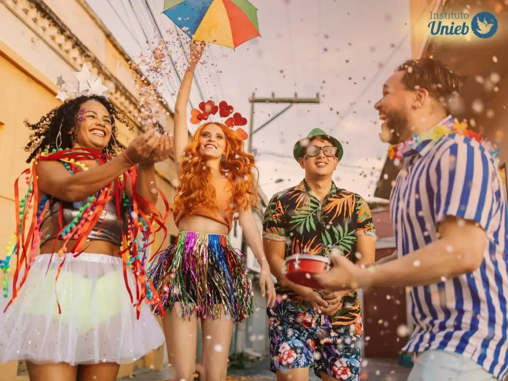 Homens e mulheres curtindo o Carnaval na rua, representando a energia dessa festa que muitas vezes leva à traição no Carnaval