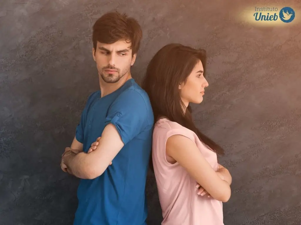 Homem e mulher de costas um para o outro simbolizando o afastamento vs reconciliação