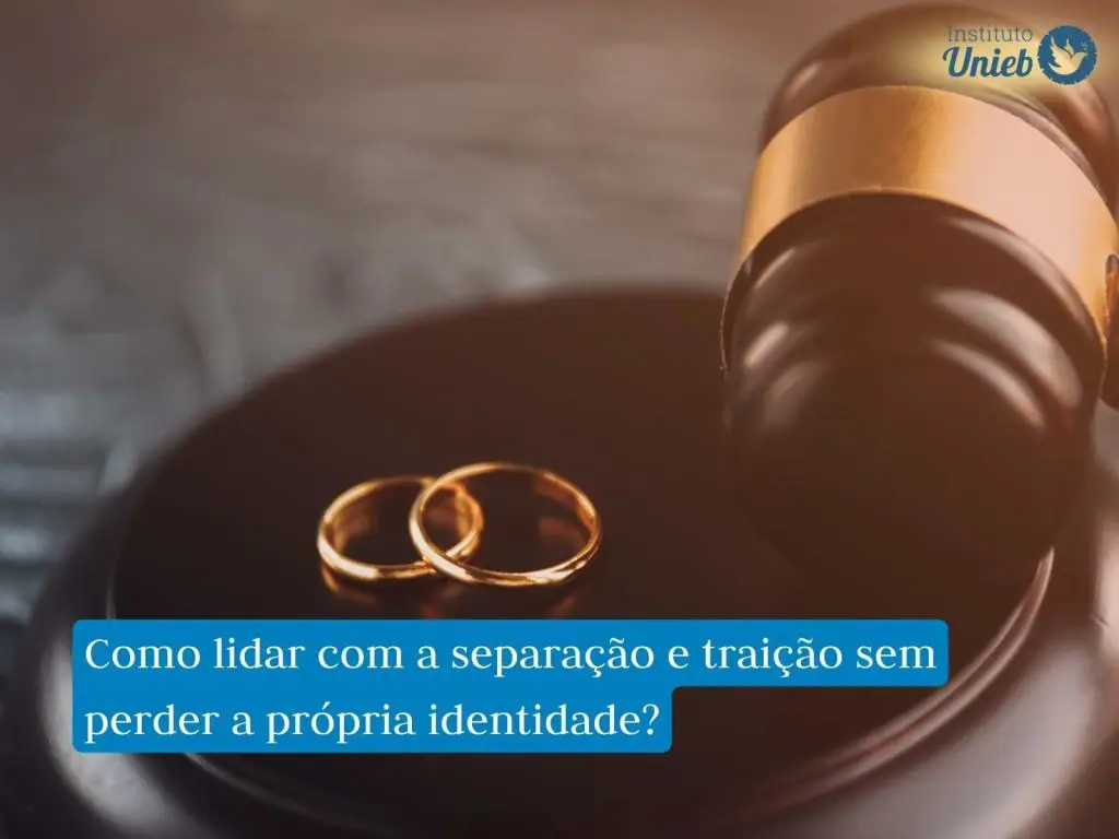 Alianças e martelo de juiz simbolizando o divórcio entre um casal