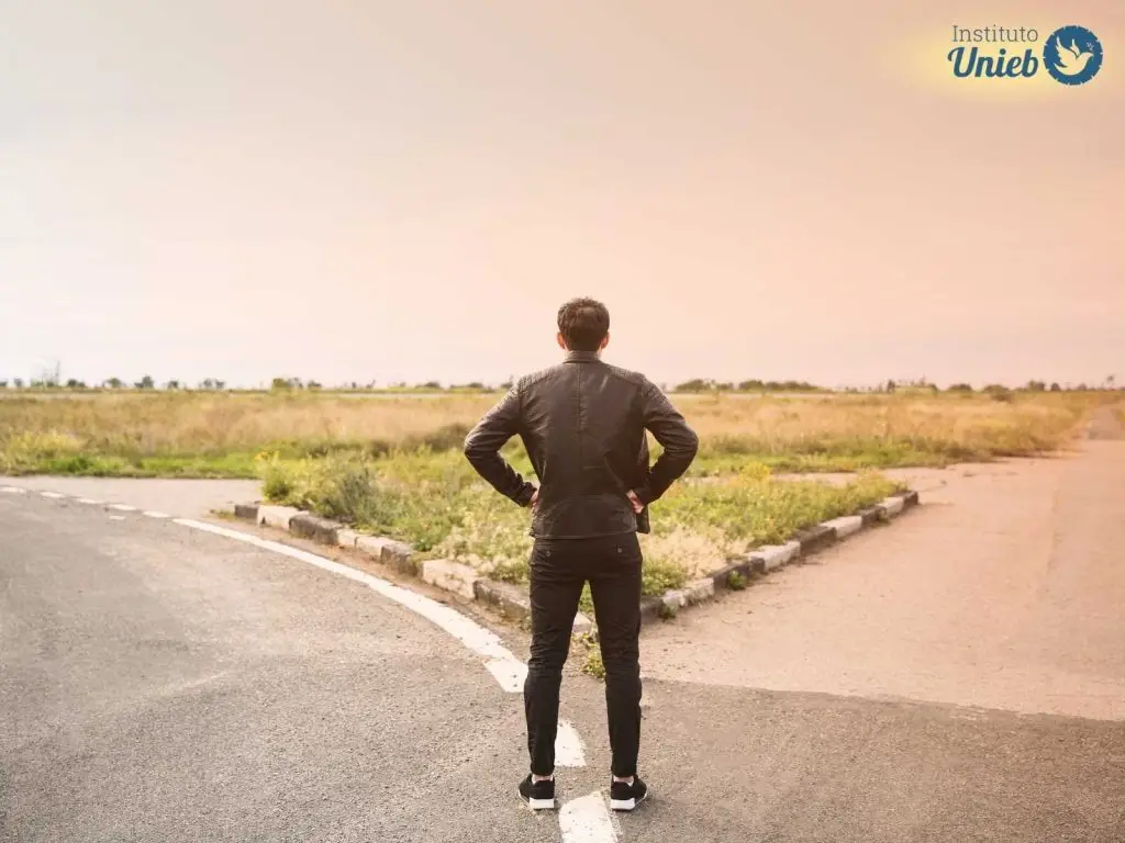 Homem frente a dois caminhos possíveis, simbolizando o Odu, que é o destino ou caminho em iorubá