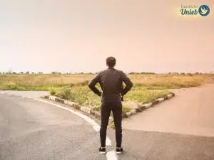 Homem frente a dois caminhos possíveis, simbolizando o Odu, que é o destino ou caminho em iorubá